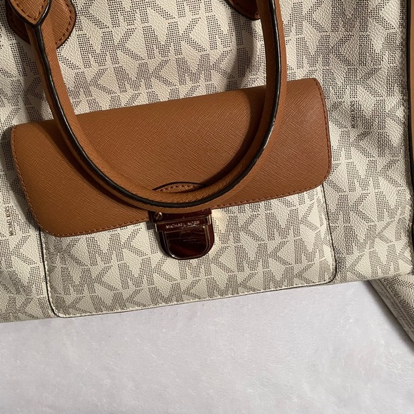 2 Michael kors bags - Picture 2 of 16